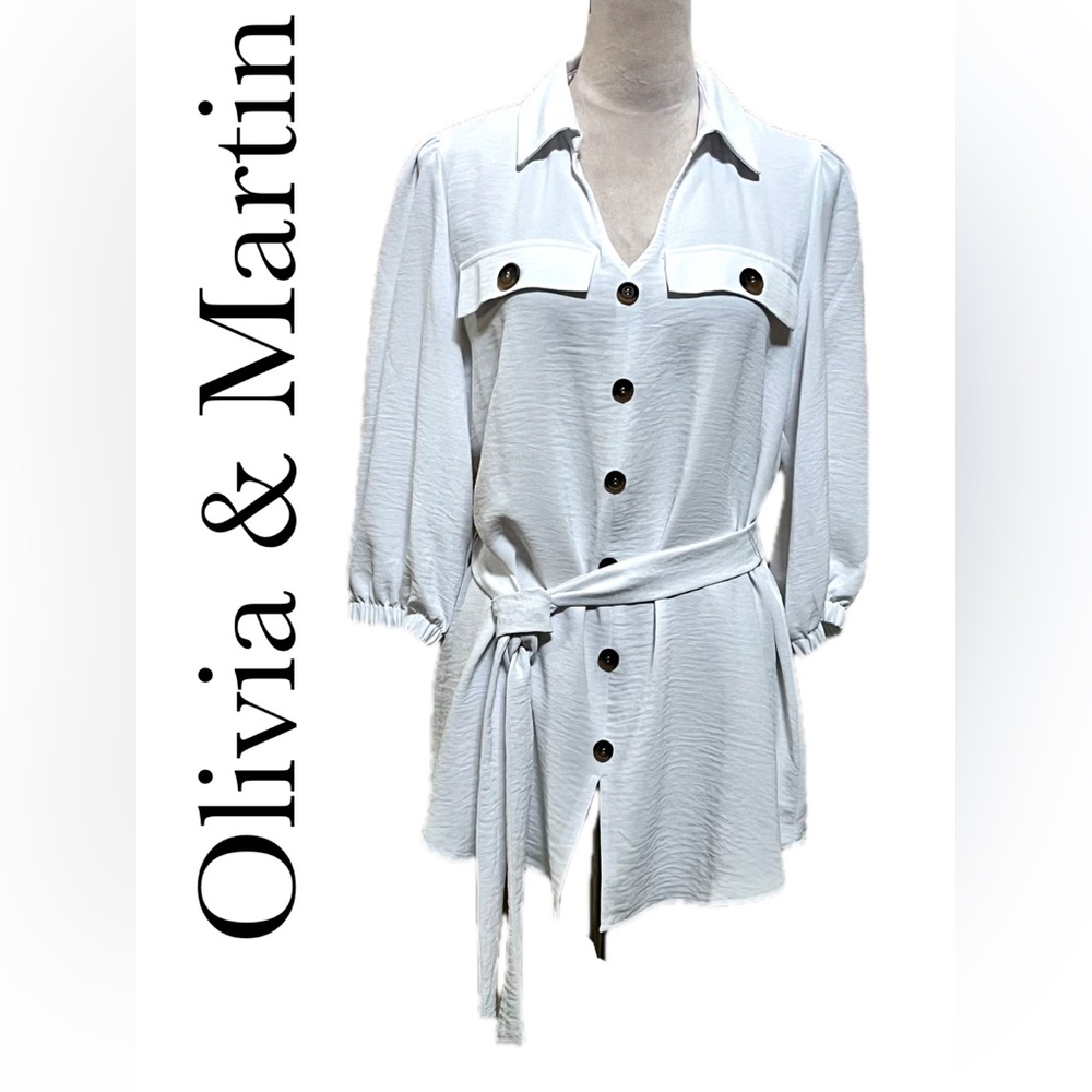 B1 Olivia & Martin White Faux Button-Up Blouse. Size: M